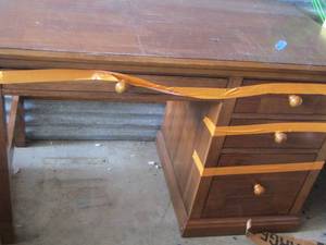 lot 139 image: childrens desk 4 drawer- 304724