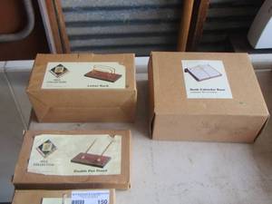 lot 150 image: desk organizers qty 4   Calendar holder, memo holder, penpencil set& letter holder NIB