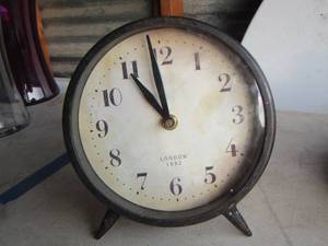 lot 40 image: 1892 London table clock