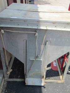 lot 1 image: Grain feede Cube Feeder  used well taken care of good shape
