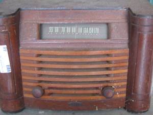 lot 48 image: vintage air king radio needs repair