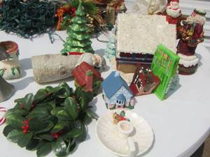 lot 31 image: Christmas lot of home dcor various pieces