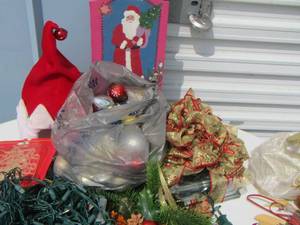 lot 32 image: Christmas lot
