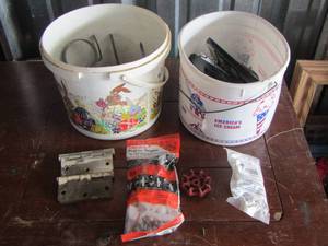 lot 70 image: plastic toggles- chain link fence pieces- plus