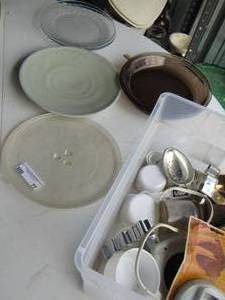 lot 77 image: kitchen lot utensils