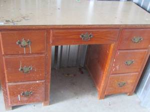 lot 102 image: Childerns desk, 7 drawer brown - needs new paint and minor repairs very sturdy