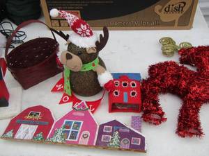 lot 106 image: Christmas dcor lot