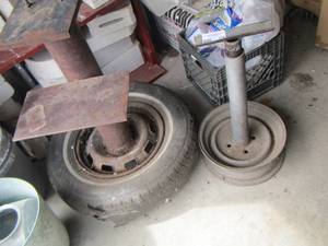 lot 119 image: TWO STANDS - 1 IS A BENCH GRINDER STAND THE  2ND ONE IS A STAND FOR PIPE  does go updw for level purposes