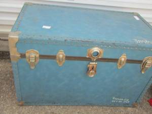 lot 7 image: Vintage Blue TRUNK  great condition
