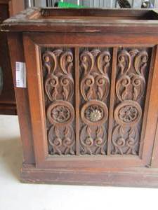 lot 133 image: small side table needs a top