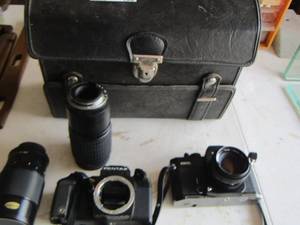 lot 156 image: Vivitar Cameras with flash, LENS and carry case