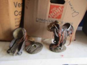 lot 182 image: 2 small saddle dcor on stand one needs repaired easy fix (P)