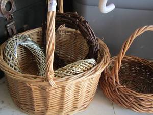 lot 213 image: wicker basket lot