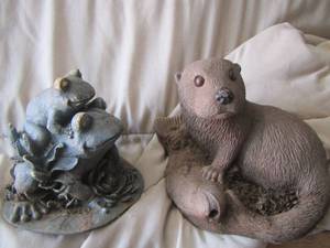 lot 215 image: outdoor yard flower bed dcor- otter- frog family