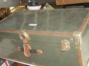 lot 28 image: forest green trunk