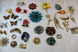 lot 12 image: Brooch selection. Generous quantity. Rhinestone, enamel and more