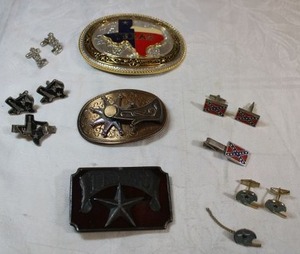 lot 11 image: Texas theme selection. Includes bank bag, Texas buckle, articulated spur buckle, Texas state cufflinks and more