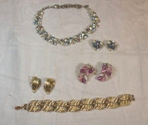 lot 17 image: Signed Lisner jewelry. Includes (3) pairs clip earrings, bracelet and necklace. All marked
