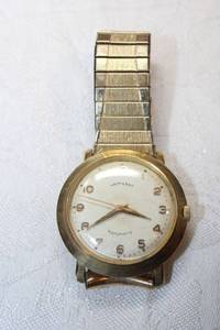 lot 114 image: Hamilton 1950s automatic watch with 14K gold case. Marked 14KT GOLD with band connectors marked 10K GF Top Caps. Champagne dial. Inscription The Texas Company 1958 for 30 years of service.