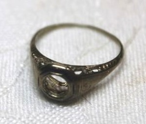 lot 10 image: Signed 18K white gold Belais Brothers 1920s art deco ring mount. Marked Belais 18K. (no stone) Size 6