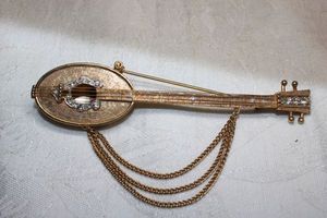lot 75 image: RARE Signed Robert Mandel mandolinlute brooch. eBay comps $120