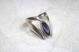 lot 94 image: Sterling Silver Charoite gemstone modernist ring. Marked 925 ANT Size 7