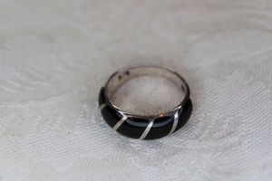 lot 96 image: Sterling Silver Onyx inlaid ring. Marked 925. Size 7