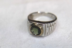 lot 71 image: Sterling Silver two-tone gemstone ring with ribbed shoulders. Marked 925 Thailand. Size 10