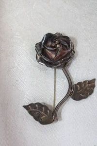 lot 72 image: Taxco Sterling Silver flower pin. Marked 925 SCC Taxco2L