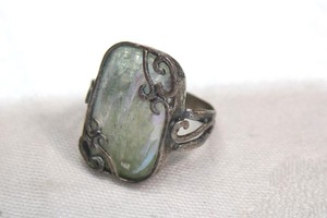 lot 73 image: Sterling Silver Mother of Pearl shell ring. Marked 925. Size 10
