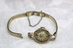 lot 40 image: Benrus watch with 14K yellow gold case (marked 14K with 10K gold filled broken watch strap (marked 2010K GF Kreisler USA).