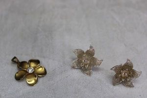 lot 42 image: Sterling Silver vermeil flower pendant. Marked 925 S near bale. 1W. Also includes sterling flower post earrings (Marked STG)