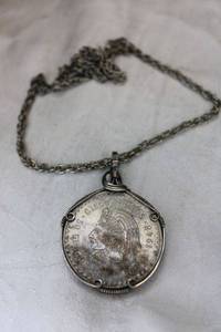 lot 33 image: 1948 Mexico Cuauhtmoc Cinco 5 pesos 30 Gramos Ley 0.900 90% Silver 30g Coin necklace