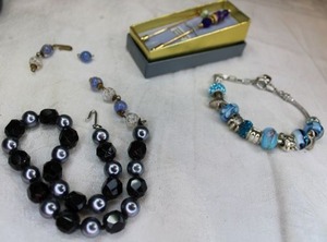 lot 38 image: Art glass jewelry. Includes art glass boxed stick pin, bracelet, necklace (complete but needs reattached)