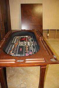lot 135 image: American Heritage Game table with inter-changeable top. Includes reversible table top.