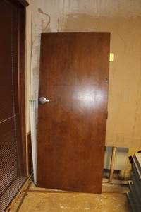 lot 137 image: 7 solid wood door with hinges and door handle