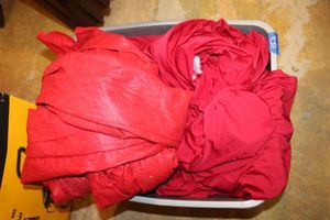 lot 153 image: Red tableclothsskirtslinens - 1 tote