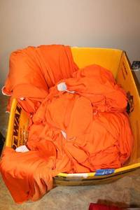 lot 154 image: Orange tableclothsskirtslinens - 1 box