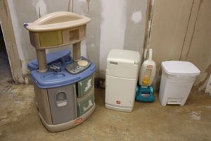 lot 158 image: Preschool kitchen, vacuum and trash bin