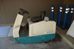 lot 181 image: Tennant 6100 Riding Floor Cleaner