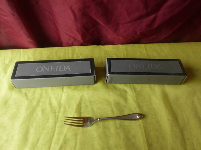 lot 8 image: ONEIDA DINNER FORKS