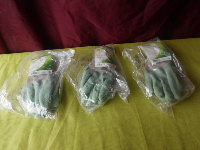 lot 9 image: GARDENING GLOVES