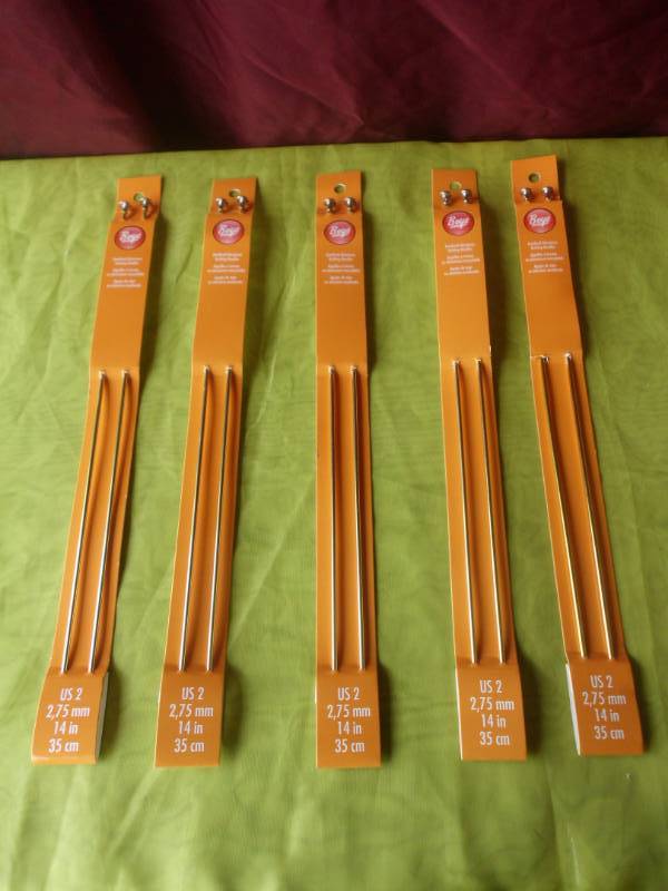 lot 10 image: KNITTING NEEDLES