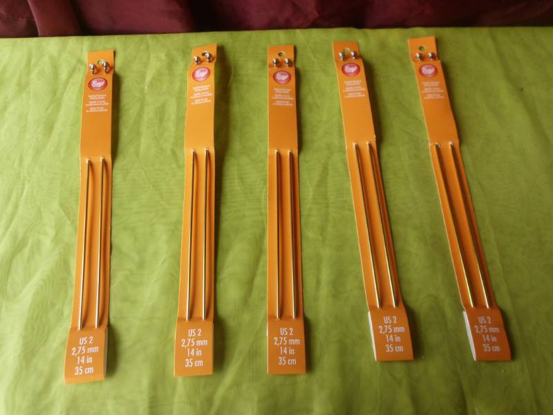 lot 11 image: KNITTING NEEDLES