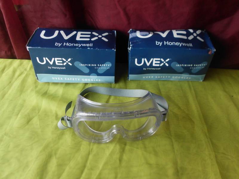 lot 20 image: SAFETY GOOGLES