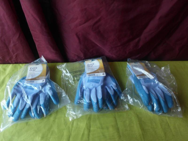 lot 33 image: UTILITY GRADE GLOVES