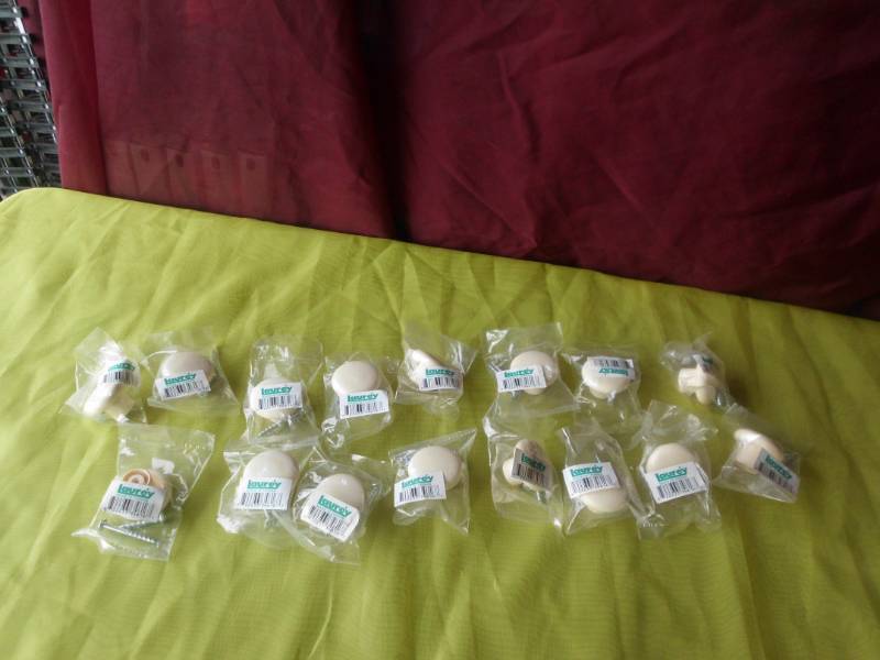 lot 76 image: PLASTIC KNOBS
