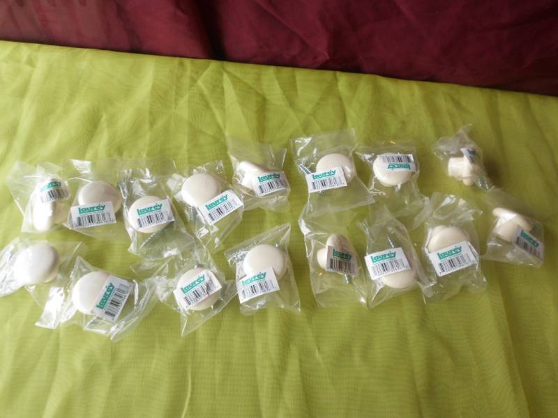 lot 77 image: PLASTIC KNOBS