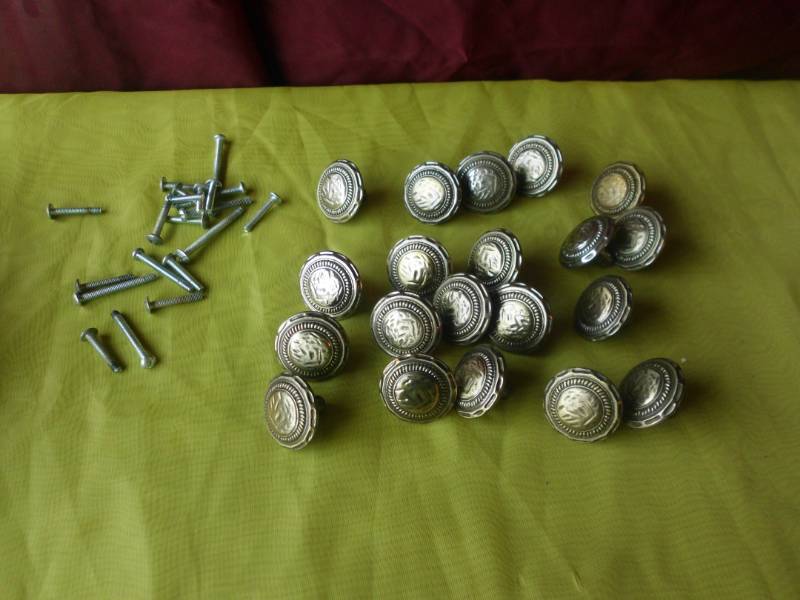 lot 78 image: METAL KNOBS
