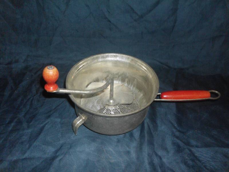 lot 153 image: ANTIQUE FLOUR SIFTER